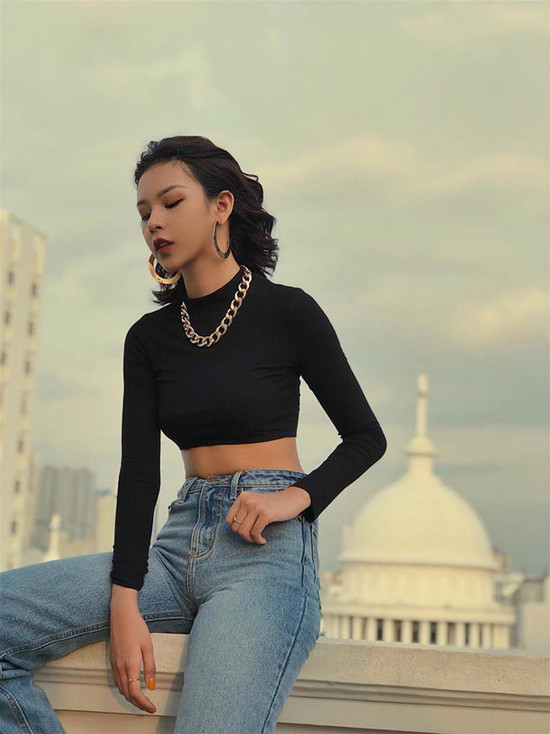 Sao Việt chọn áo crop-top tạo điểm nhấn cho street style