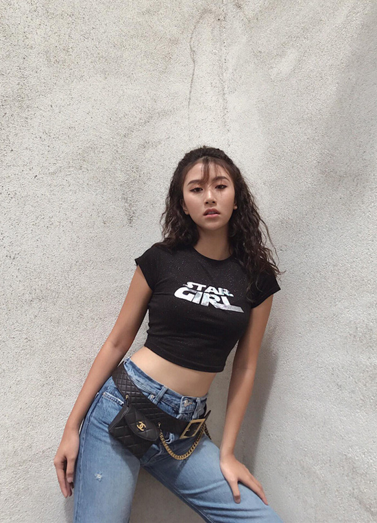 Sao Việt chọn áo crop-top tạo điểm nhấn cho street style