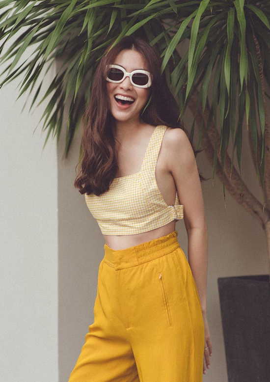 Sao Việt chọn áo crop-top tạo điểm nhấn cho street style