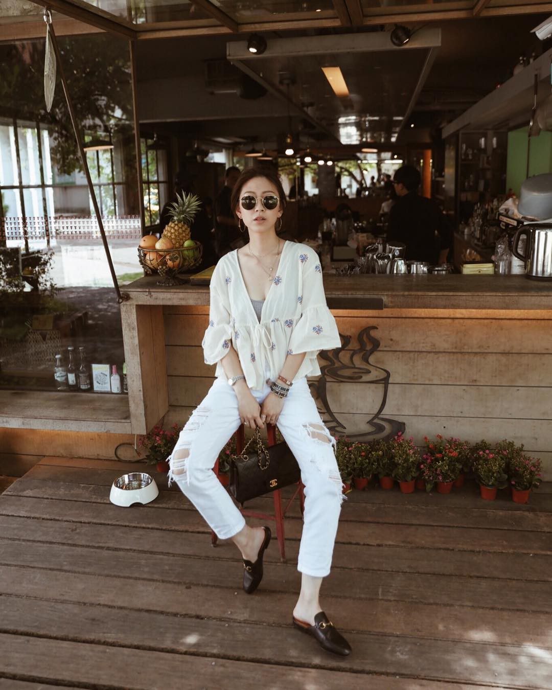 Ngay cả khi mang giày đế bệt thì với 5 tuyệt chiêu này, cặp chân không bị ngắn một mẩu mà còn thon dài hơn hẳn