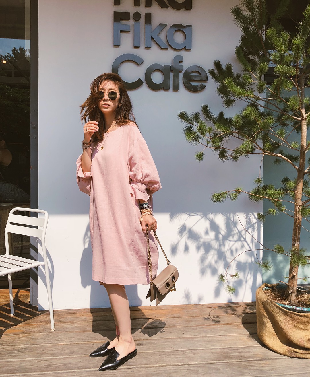 Ngay cả khi mang giày đế bệt thì với 5 tuyệt chiêu này, cặp chân không bị ngắn một mẩu mà còn thon dài hơn hẳn