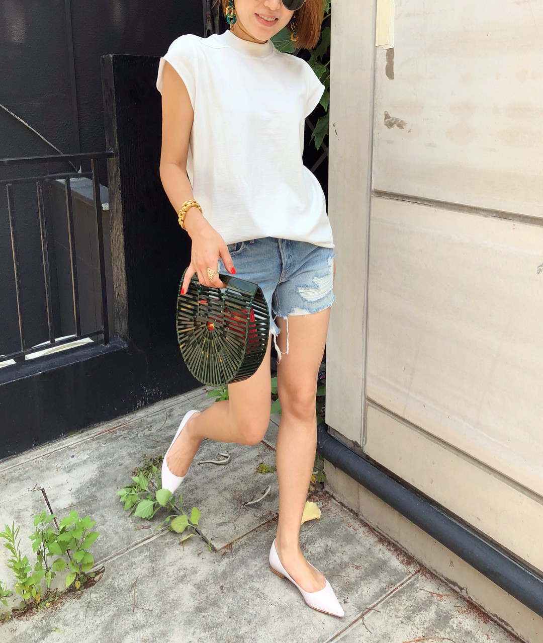 Ngay cả khi mang giày đế bệt thì với 5 tuyệt chiêu này, cặp chân không bị ngắn một mẩu mà còn thon dài hơn hẳn