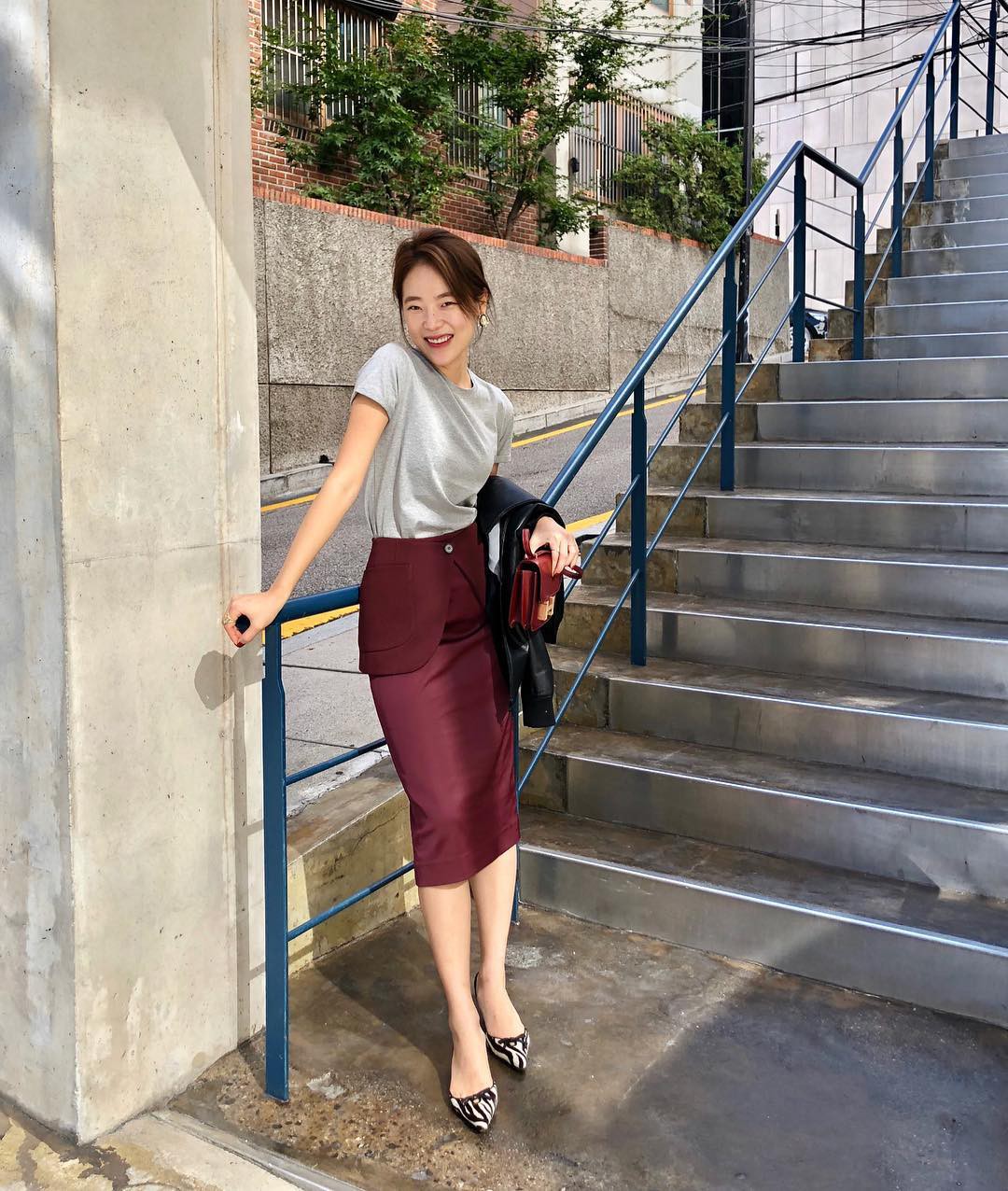 Ngay cả khi mang giày đế bệt thì với 5 tuyệt chiêu này, cặp chân không bị ngắn một mẩu mà còn thon dài hơn hẳn