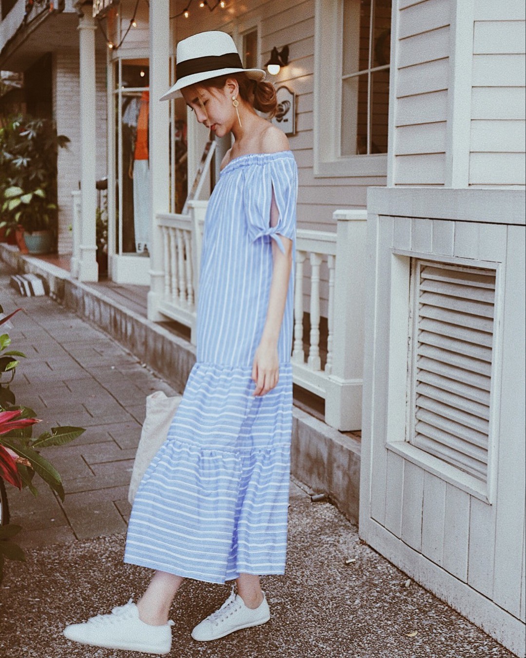 Ngay cả khi mang giày đế bệt thì với 5 tuyệt chiêu này, cặp chân không bị ngắn một mẩu mà còn thon dài hơn hẳn