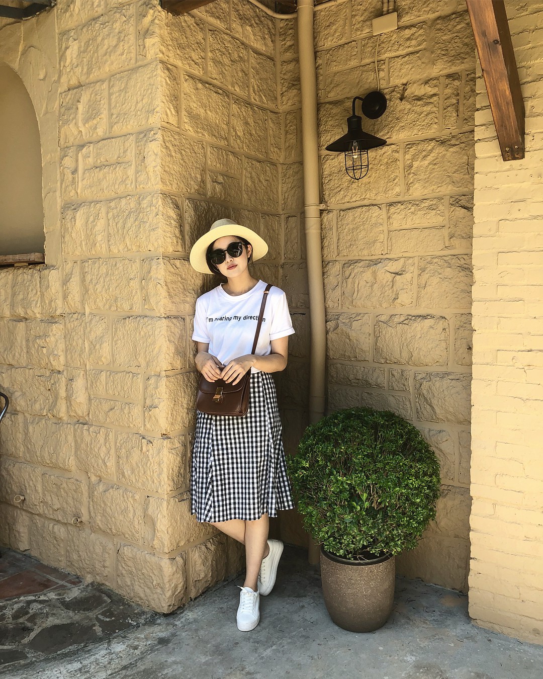 Ngay cả khi mang giày đế bệt thì với 5 tuyệt chiêu này, cặp chân không bị ngắn một mẩu mà còn thon dài hơn hẳn