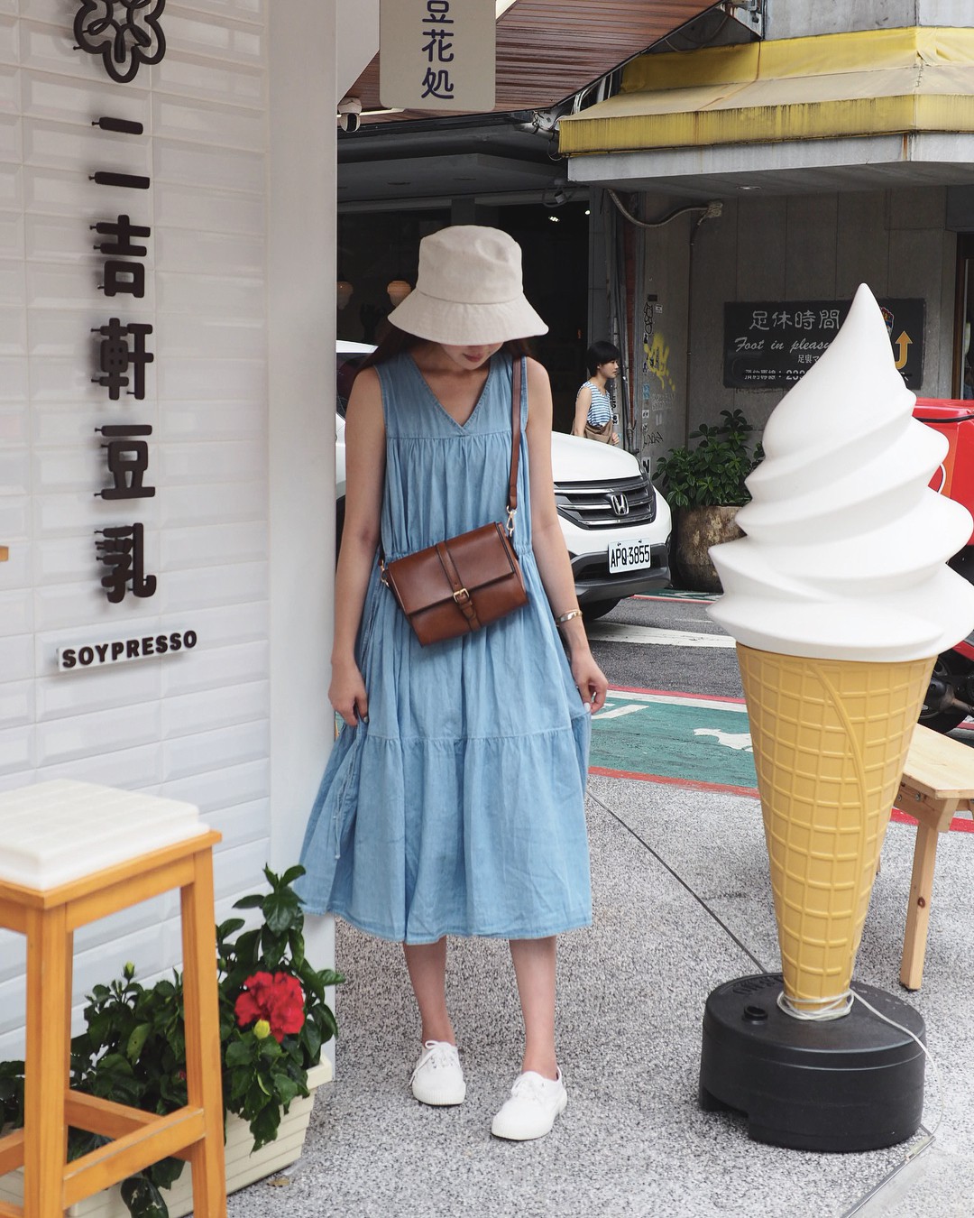 Ngay cả khi mang giày đế bệt thì với 5 tuyệt chiêu này, cặp chân không bị ngắn một mẩu mà còn thon dài hơn hẳn