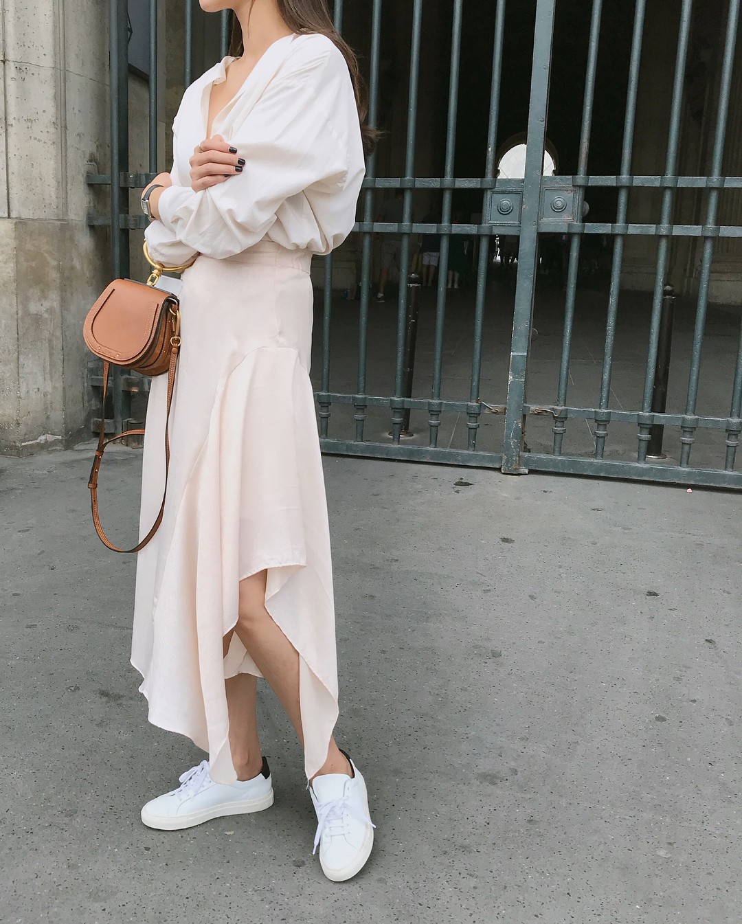 Ngay cả khi mang giày đế bệt thì với 5 tuyệt chiêu này, cặp chân không bị ngắn một mẩu mà còn thon dài hơn hẳn