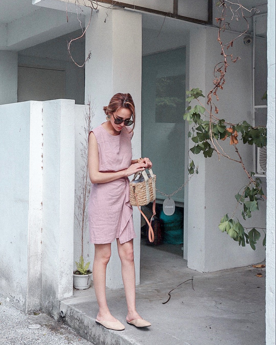 Ngay cả khi mang giày đế bệt thì với 5 tuyệt chiêu này, cặp chân không bị ngắn một mẩu mà còn thon dài hơn hẳn