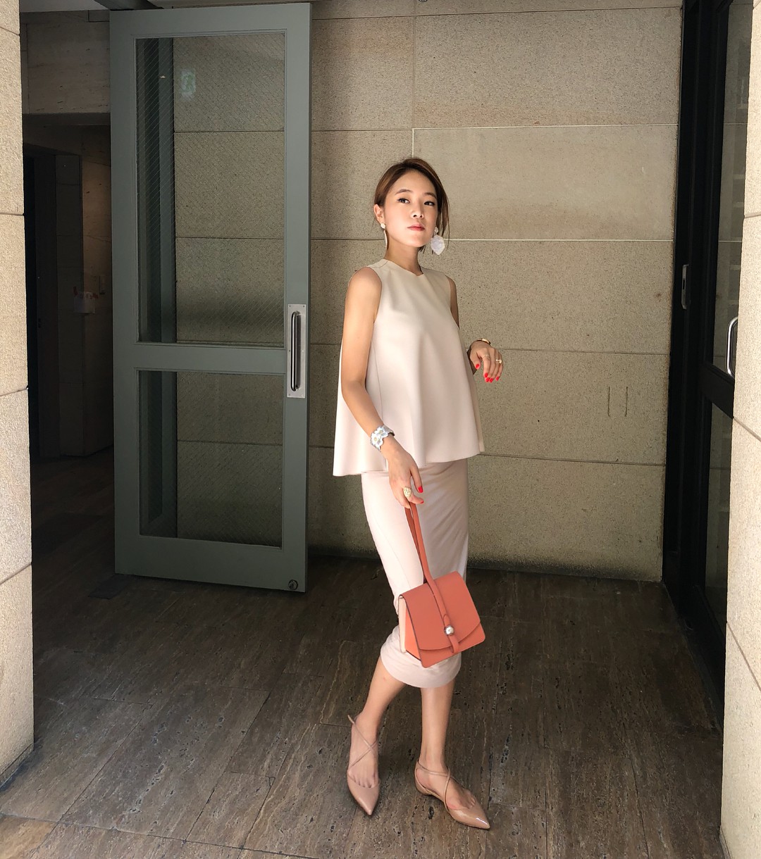 Ngay cả khi mang giày đế bệt thì với 5 tuyệt chiêu này, cặp chân không bị ngắn một mẩu mà còn thon dài hơn hẳn