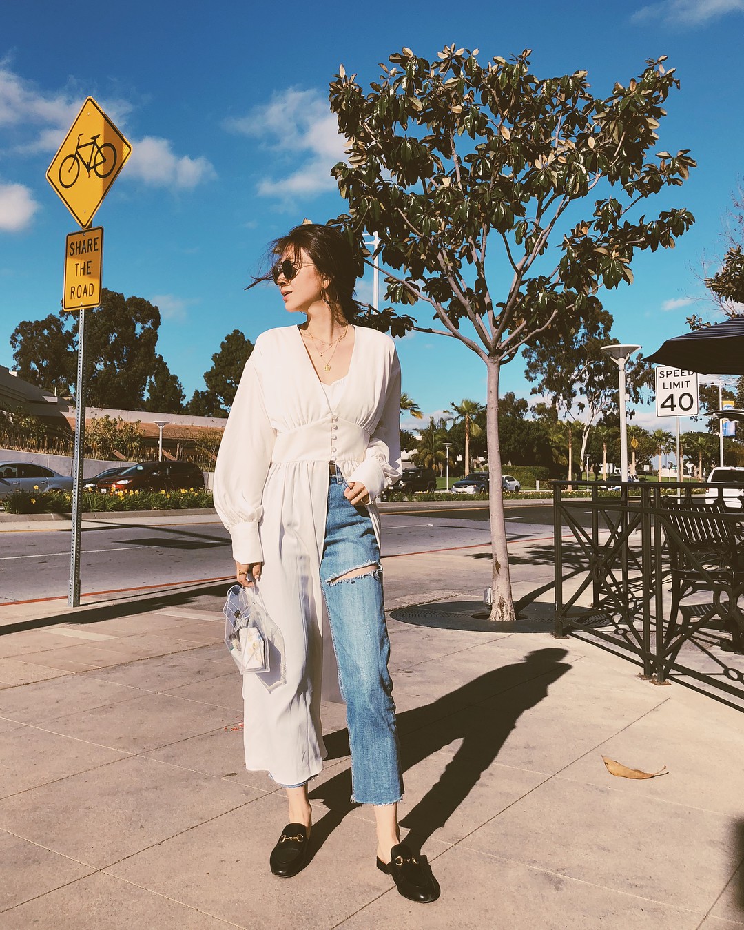 Ngay cả khi mang giày đế bệt thì với 5 tuyệt chiêu này, cặp chân không bị ngắn một mẩu mà còn thon dài hơn hẳn