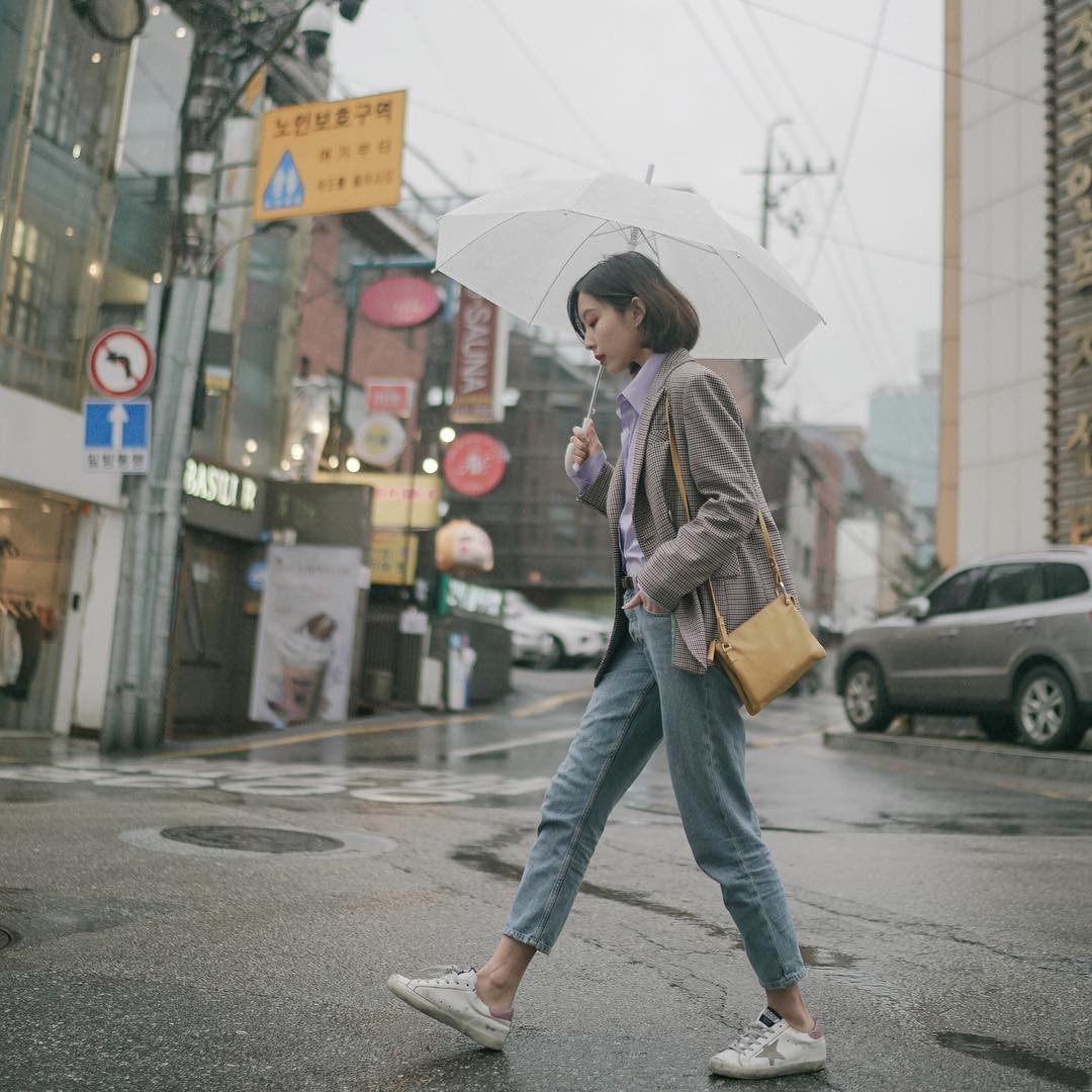 Ngay cả khi mang giày đế bệt thì với 5 tuyệt chiêu này, cặp chân không bị ngắn một mẩu mà còn thon dài hơn hẳn