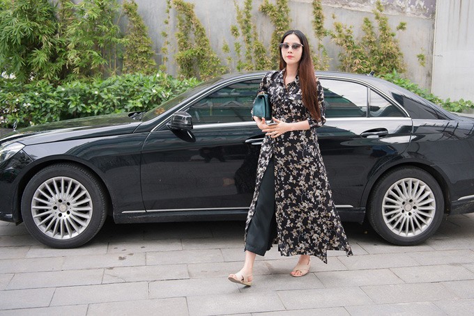 Sau màn tăng cân gây sốc, Nam Em xuất hiện với gương mặt thon gọn nhưng dân tình chỉ để ý vòng 2 lùm lùm