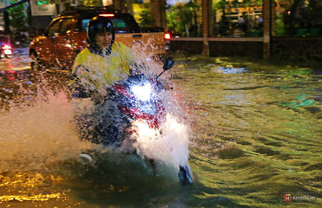 Học sinh, dân công sở khốn khổ vì nước ngập lút bánh xe trong cơn mưa kéo dài đến đêm ở Sài Gòn