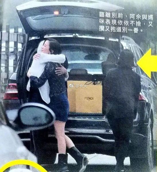 Nhàn Phi Xa Thi Mạn vướng nghi vấn yêu đồng tính, xuất hiện thân thiết đến đáng ngờ với nữ quản lý?