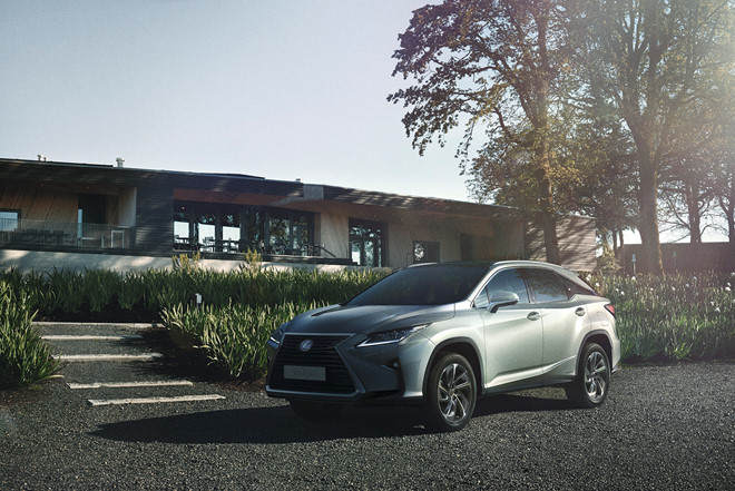Lexus RX 7 chỗ ngồi có giá bán 4,09 tỷ đồng tại Việt Nam