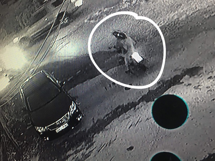 Xuất hiện thêm clip quý bà sang chảnh đi xe máy lén cào xước xe Camry