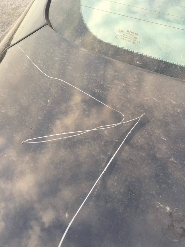 Xuất hiện thêm clip quý bà sang chảnh đi xe máy lén cào xước xe Camry