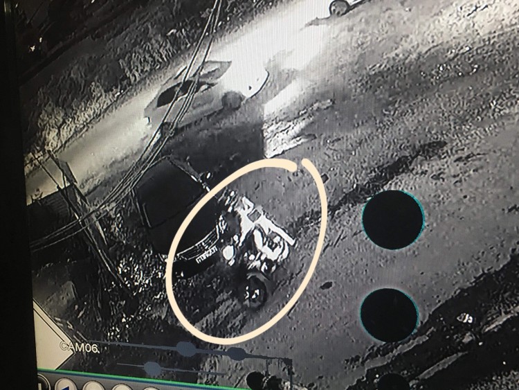 Xuất hiện thêm clip quý bà sang chảnh đi xe máy lén cào xước xe Camry Xuất hiện thêm clip quý bà sang chảnh đi xe máy lén cào xước xe Camry