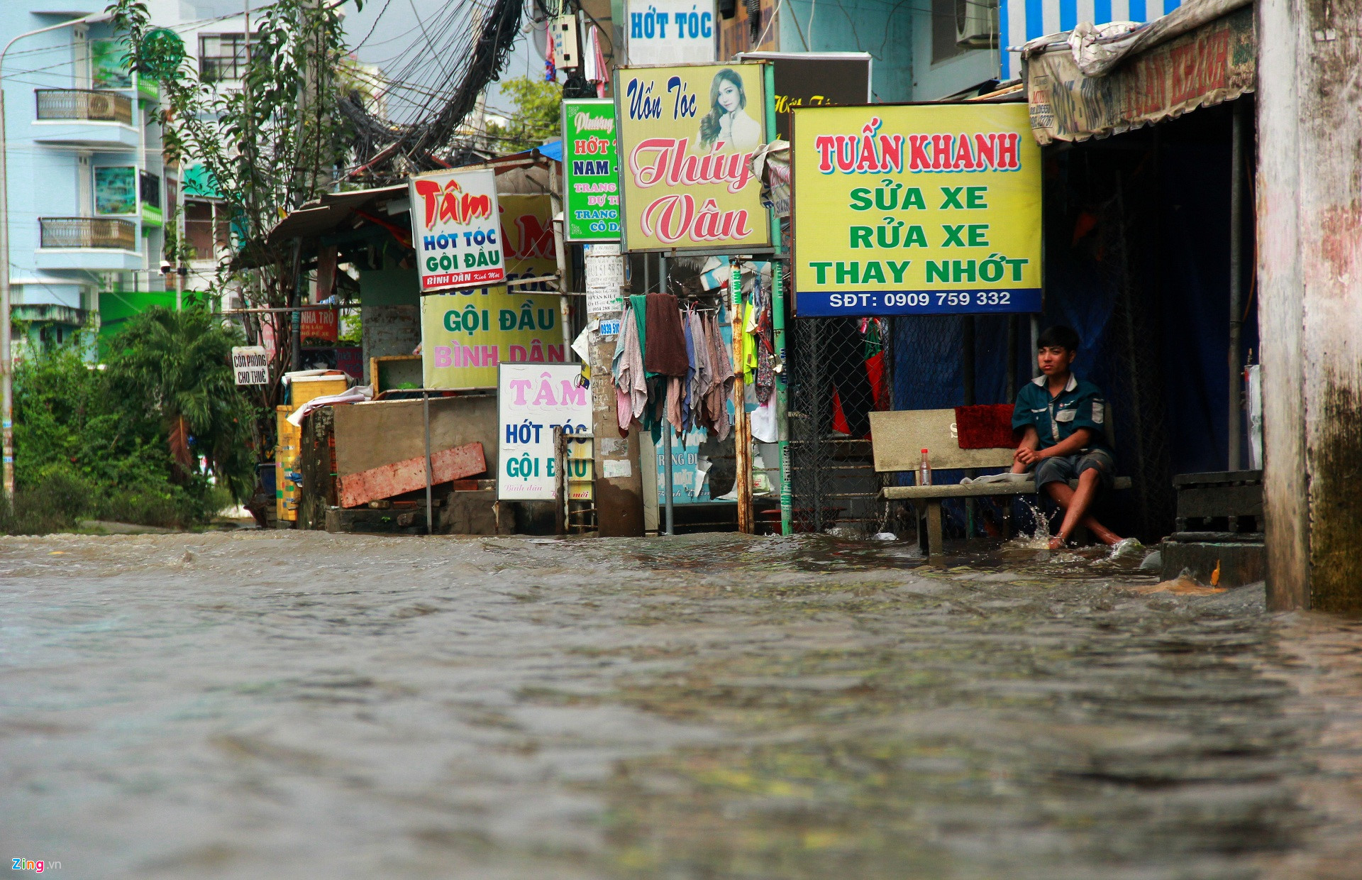 Đường Sài Gòn ngập sâu 3 ngày, nước chưa rút