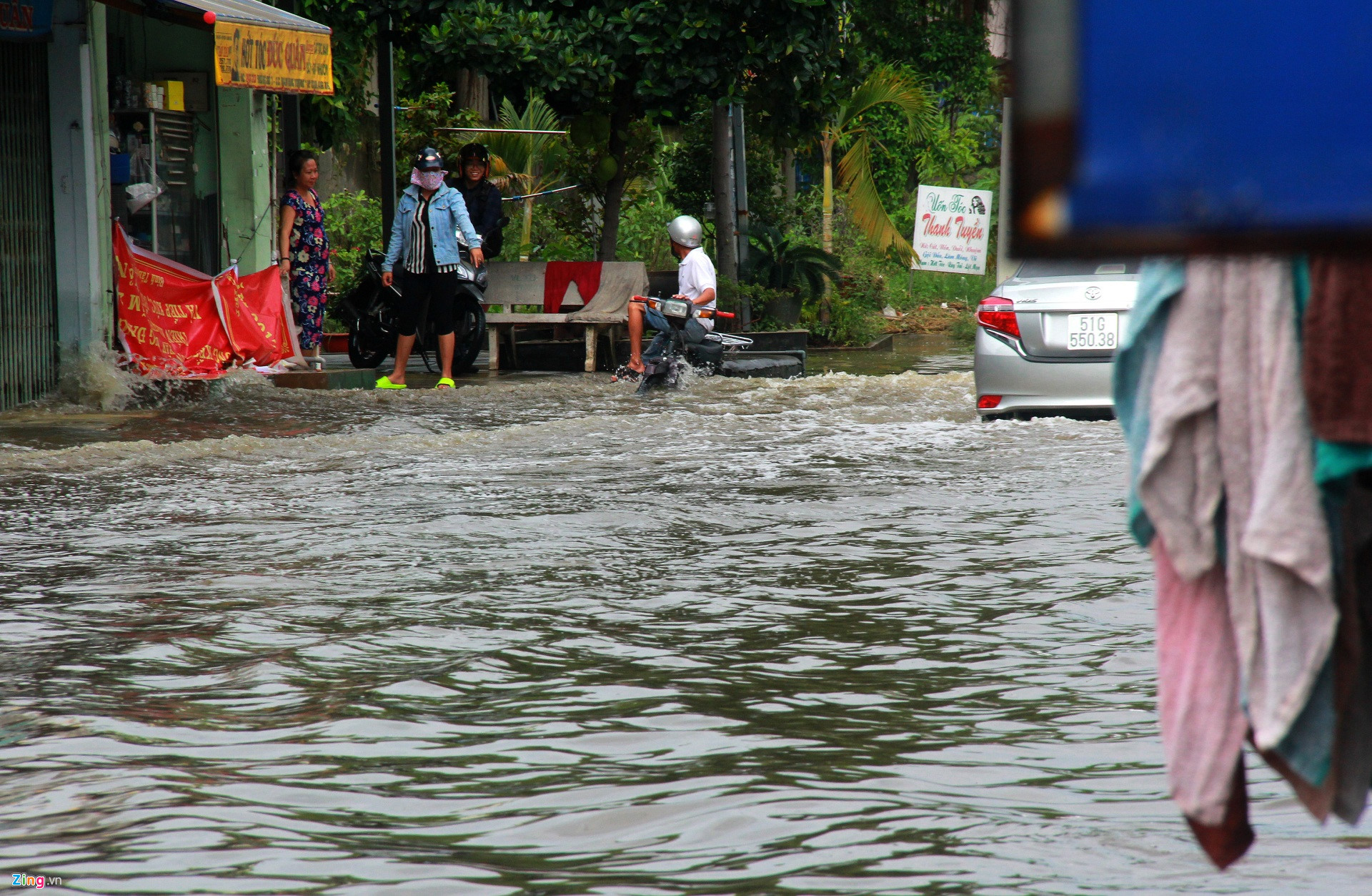 Đường Sài Gòn ngập sâu 3 ngày, nước chưa rút