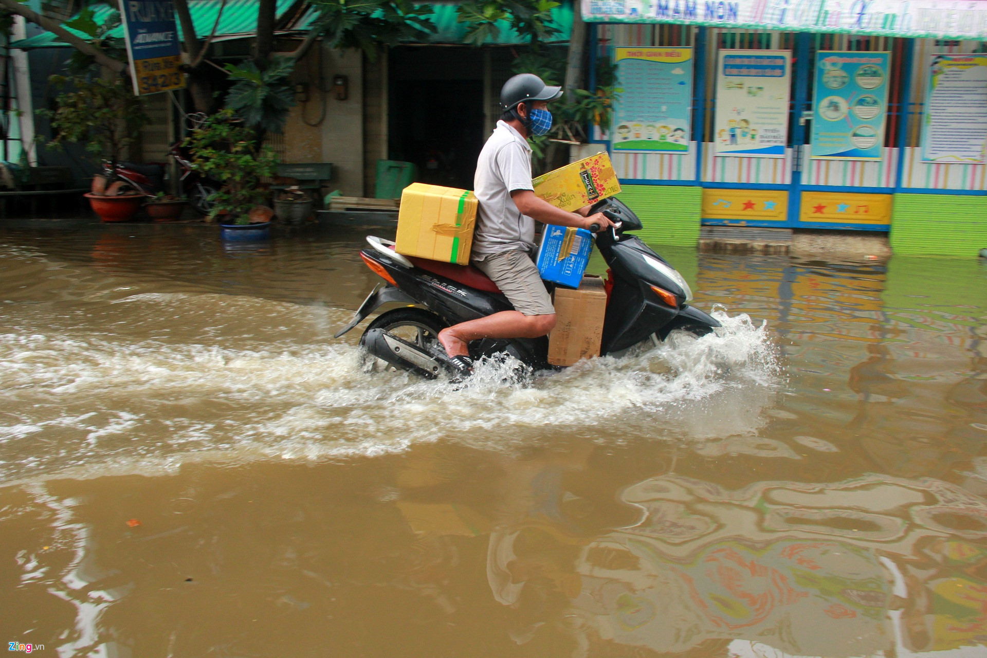 Đường Sài Gòn ngập sâu 3 ngày, nước chưa rút