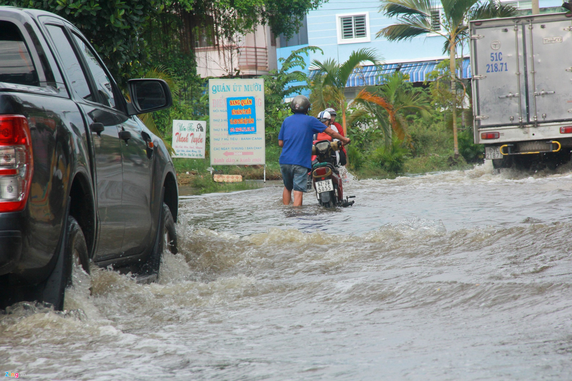 Đường Sài Gòn ngập sâu 3 ngày, nước chưa rút