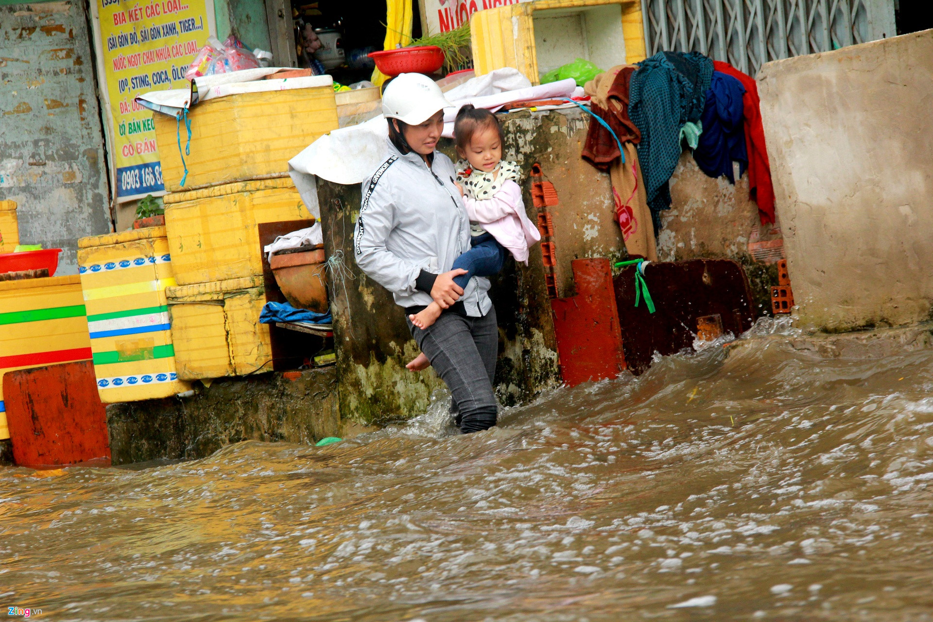 Đường Sài Gòn ngập sâu 3 ngày, nước chưa rút