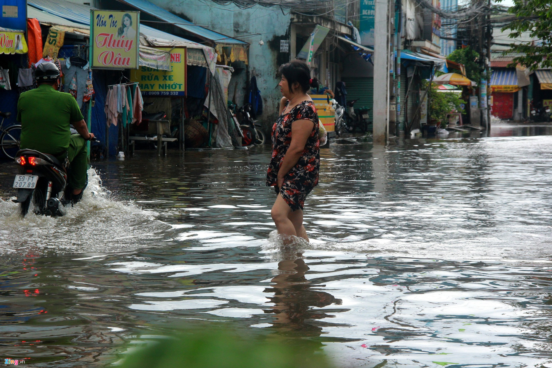 Đường Sài Gòn ngập sâu 3 ngày, nước chưa rút