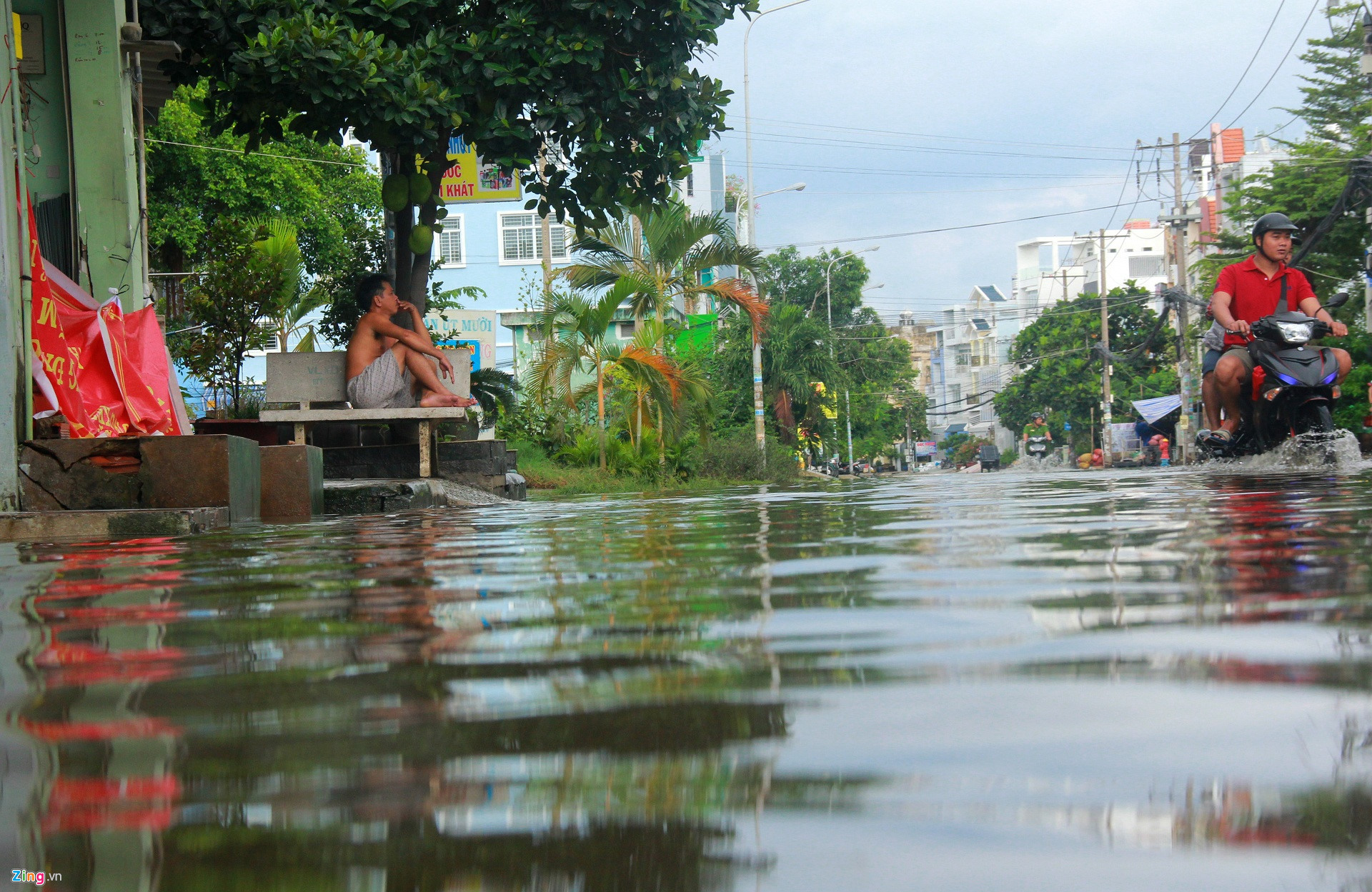 Đường Sài Gòn ngập sâu 3 ngày, nước chưa rút