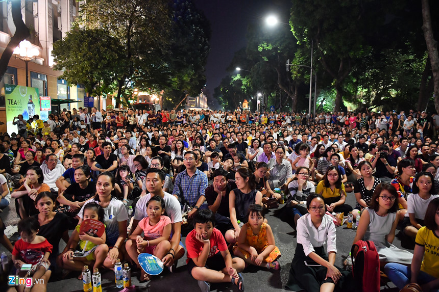Thanh niên, trẻ nhỏ đổ về hồ Gươm nghe loại nhạc kén khán giả