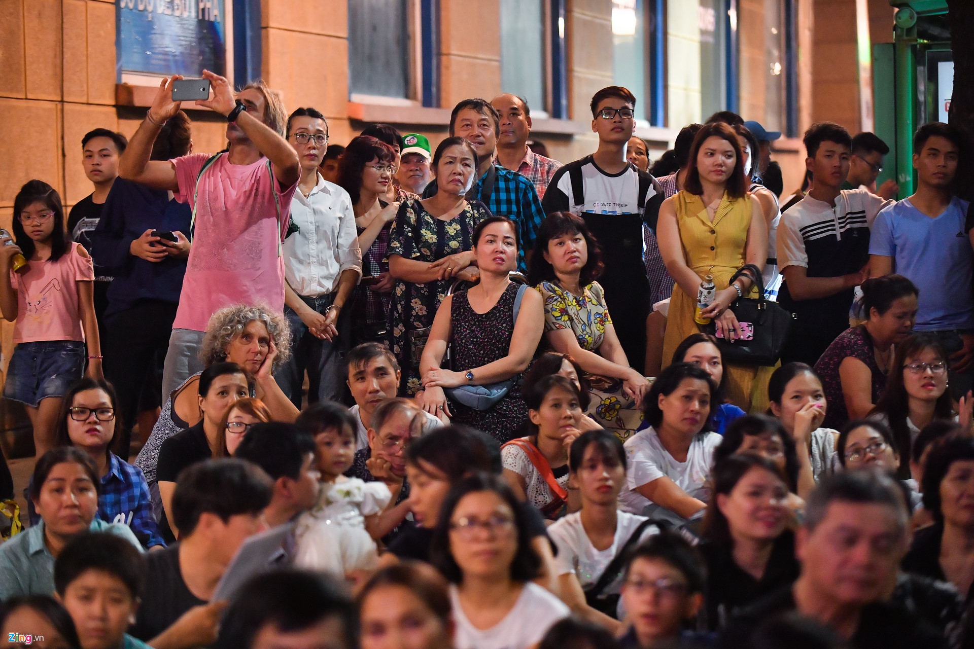 Thanh niên, trẻ nhỏ đổ về hồ Gươm nghe loại nhạc kén khán giả