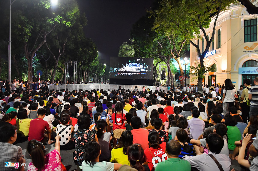 Thanh niên, trẻ nhỏ đổ về hồ Gươm nghe loại nhạc kén khán giả