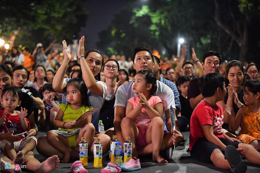 Thanh niên, trẻ nhỏ đổ về hồ Gươm nghe loại nhạc kén khán giả