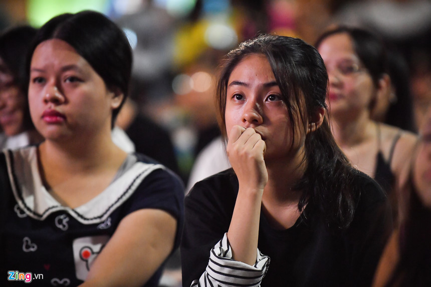 Thanh niên, trẻ nhỏ đổ về hồ Gươm nghe loại nhạc kén khán giả