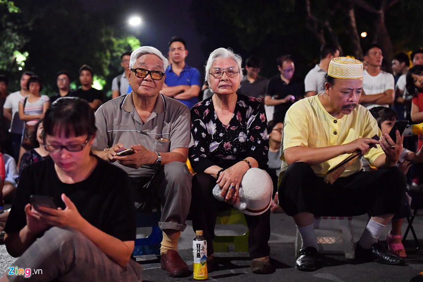 Thanh niên, trẻ nhỏ đổ về hồ Gươm nghe loại nhạc kén khán giả