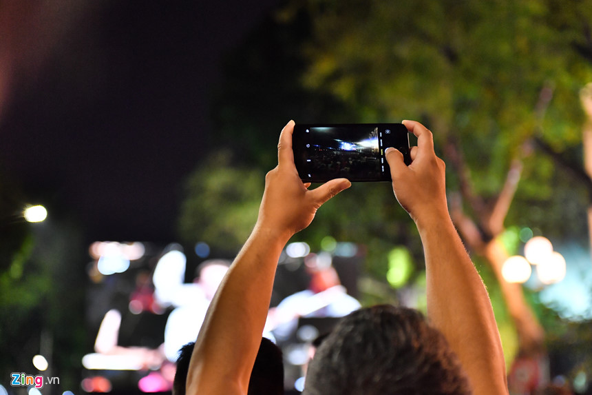 Thanh niên, trẻ nhỏ đổ về hồ Gươm nghe loại nhạc kén khán giả