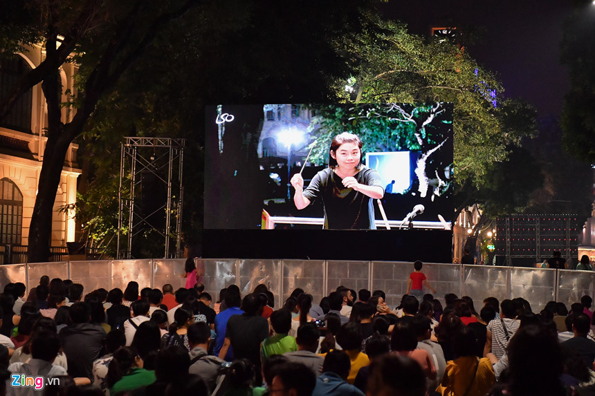 Thanh niên, trẻ nhỏ đổ về hồ Gươm nghe loại nhạc kén khán giả