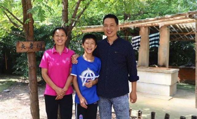 Người cha của năm đây rồi! Con trai bị bệnh cần không khí sạch để thở, bố mua hẳn hòn đảo đưa cả nhà ra sống cho sướng