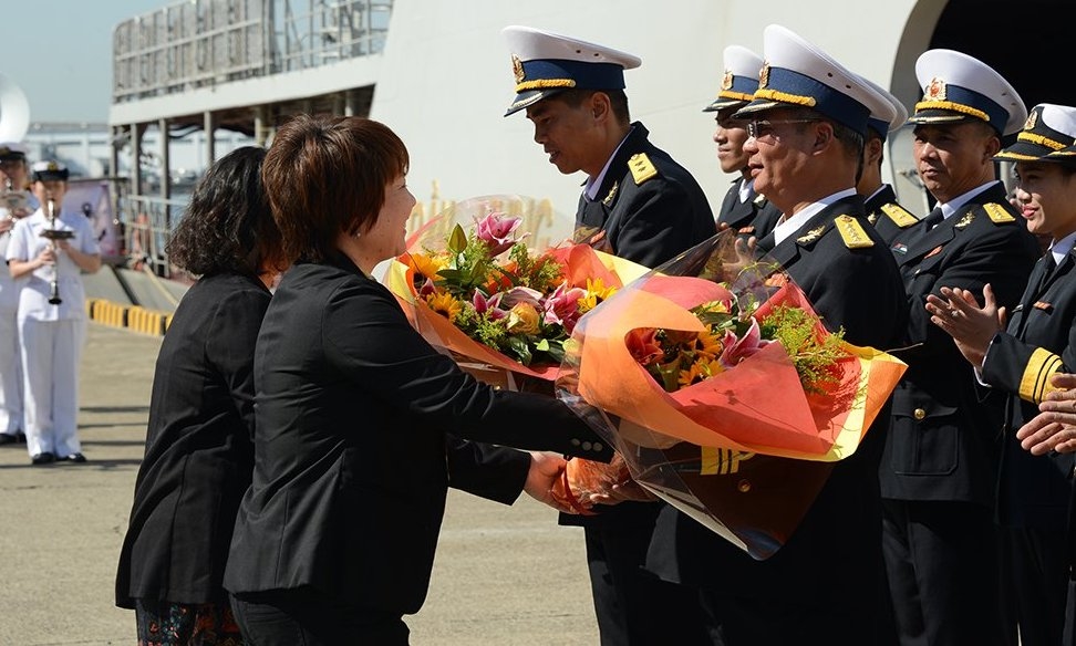 Người Nhật vẫy cờ đón tàu tên lửa Việt Nam vào thăm cảng