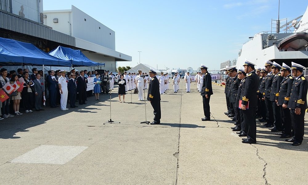 Người Nhật vẫy cờ đón tàu tên lửa Việt Nam vào thăm cảng