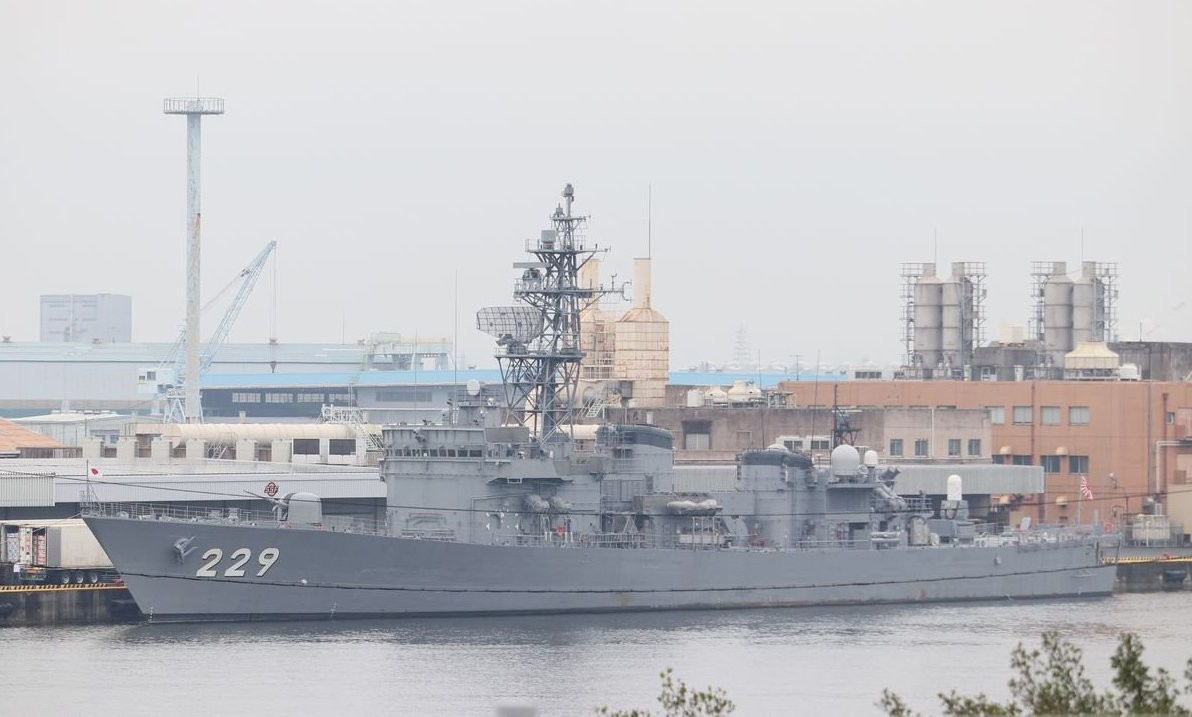 Người Nhật vẫy cờ đón tàu tên lửa Việt Nam vào thăm cảng