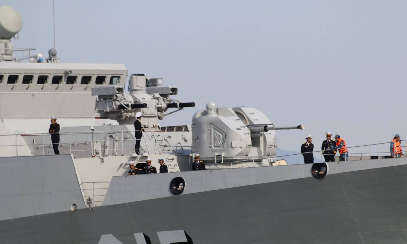 Người Nhật vẫy cờ đón tàu tên lửa Việt Nam vào thăm cảng