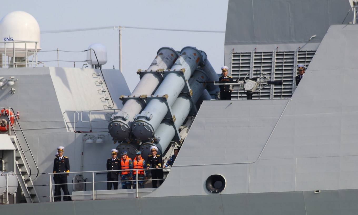 Người Nhật vẫy cờ đón tàu tên lửa Việt Nam vào thăm cảng