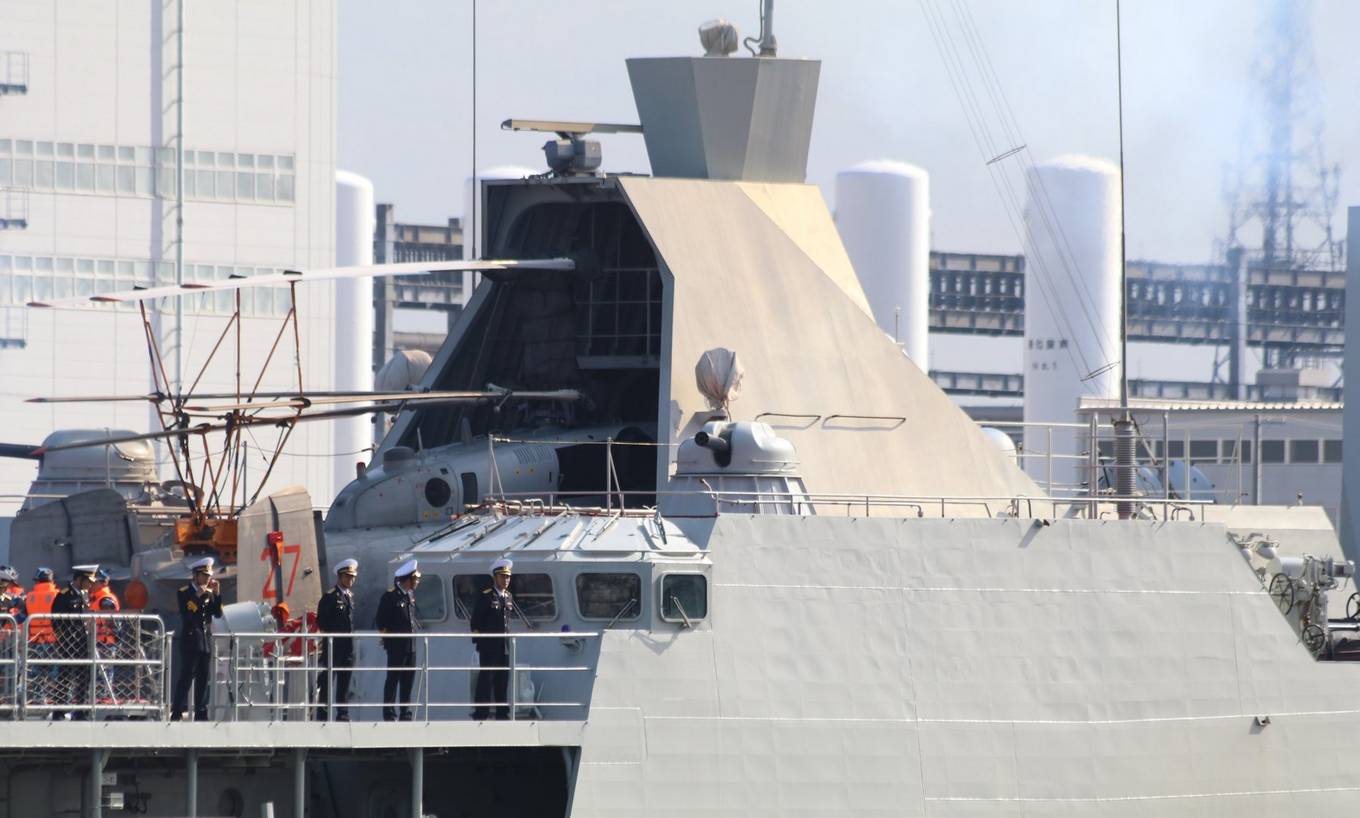 Người Nhật vẫy cờ đón tàu tên lửa Việt Nam vào thăm cảng