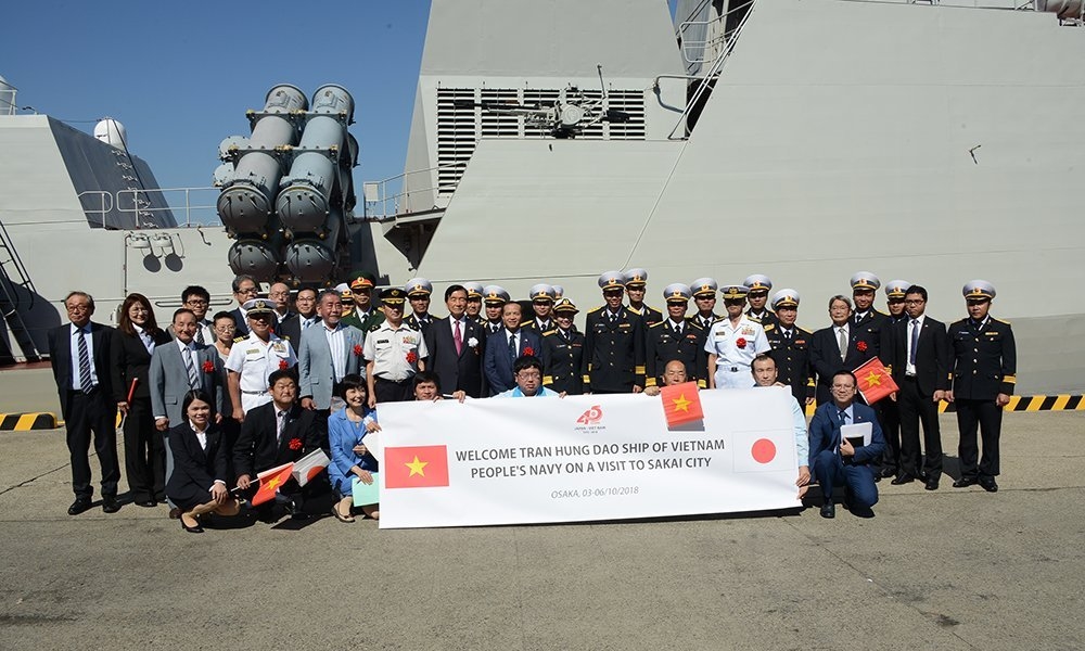 Người Nhật vẫy cờ đón tàu tên lửa Việt Nam vào thăm cảng