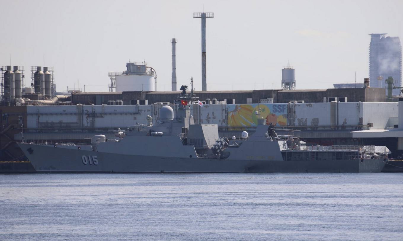 Người Nhật vẫy cờ đón tàu tên lửa Việt Nam vào thăm cảng