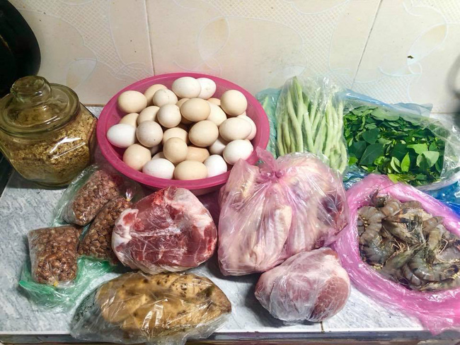 Con gái lấy chồng xa 300km vẫn được nhà ngoại tiếp tế, suốt 7 năm chỉ ăn gà nhà nuôi rau nhà trồng