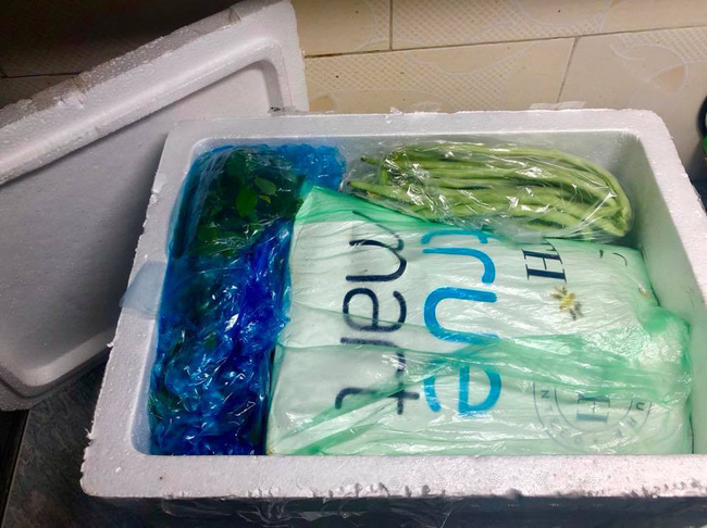 Con gái lấy chồng xa 300km vẫn được nhà ngoại tiếp tế, suốt 7 năm chỉ ăn gà nhà nuôi rau nhà trồng