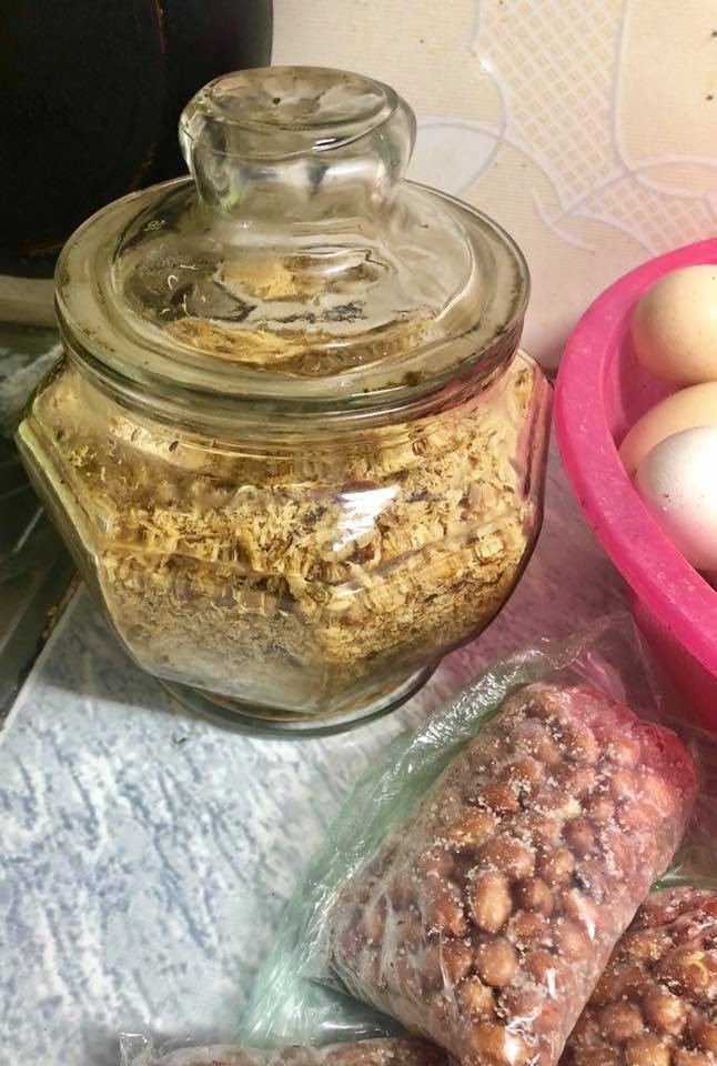 Con gái lấy chồng xa 300km vẫn được nhà ngoại tiếp tế, suốt 7 năm chỉ ăn gà nhà nuôi rau nhà trồng