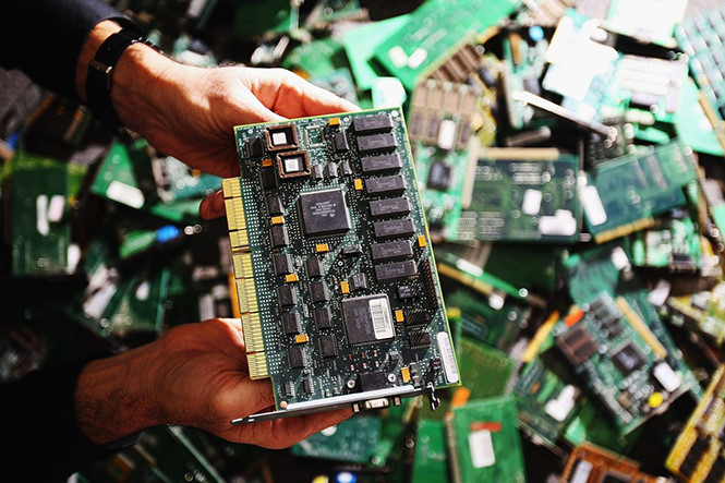 Làm thế nào để một chip nhỏ hơn hạt gạo có thể hack được Apple, Amazon?